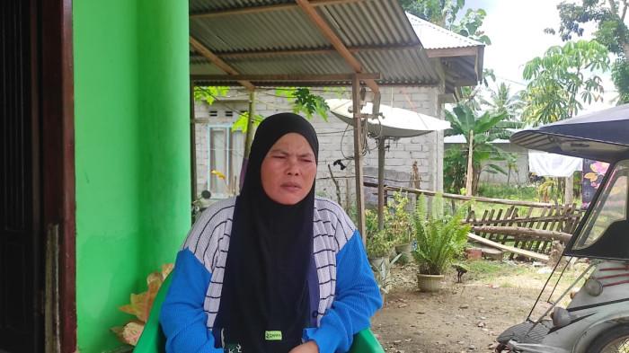 KORBAN HANYUT -- Asna Diangi (43), tante Sumitra, korban hanyut di Sungai Motoduto, Kecamatan Boliyohuto, Kabupaten Gorontalo, Minggu (4/1/2025). Asna menceritakan komunikasi terakhir dengan Sumitra.