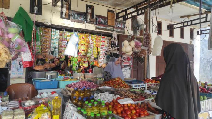HARGA PANGAN -- Asna Manopo, pedangan pasar saat melayani pembeli di Pasar Rakyat Moodu, Kecamatan Kota Timur, Kota Gorontalo, Provinsi Gorontalo, Minggu (1/2/2026).