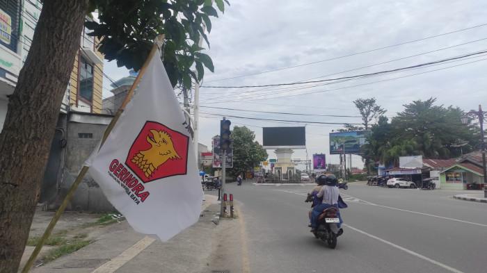 ATRIBUT GERINDRA -- Atribut Gerindra yang masih terpasang di ruas Jalan Prof John Ario Katili, Kota Gorontalo, Migggu (8/2/2026). DPD Gerindra Gorontalo targetkan hari ini selesai pembersihan.