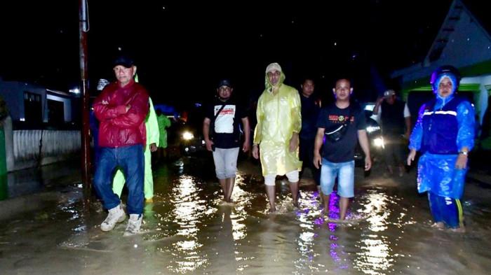 BANJIR POHUWATO -- Momen Bupati Pohuwato, Saipul Mbuinga mengecek lokasi banjir di Desa Hulawa, Kabupaten Pohuwato, Gorontalo Selasa malam (30/12/2025).