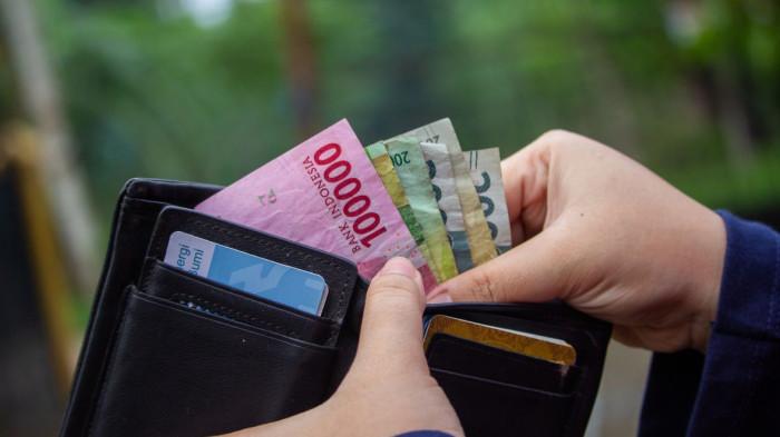 BANSOS 2025 - Ilustrasi uang bansos. Cara Daftar dan Jadwal Cair Rp900 Ribu via HP, Cek Status BLT Kesra 2025.