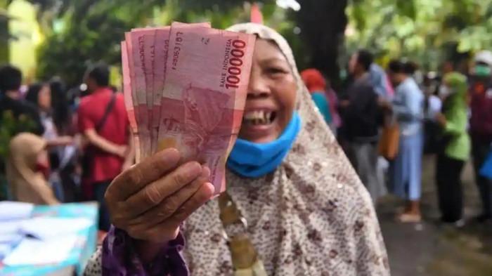 BANSOS 2025 - BANSOS - Ilustrasi warga menunjukkan bantuan sosial atau bansos berupa uang tunai. Kemensos membuka peluang dan kesempatan bagi masyarakat yang ingin mengajukan sebagai penerima BLT Kesra Rp900.000, Rabu (26/11/2025).