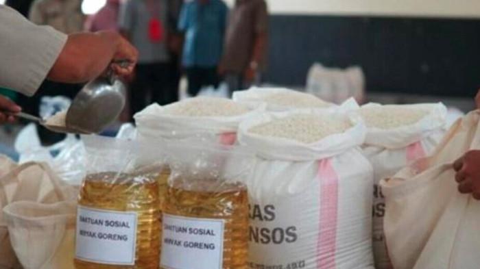 BANSOS -- Pemerintah akan segera salurkan bansos beras dan minyak goreng untuk 10 juta pengguna.