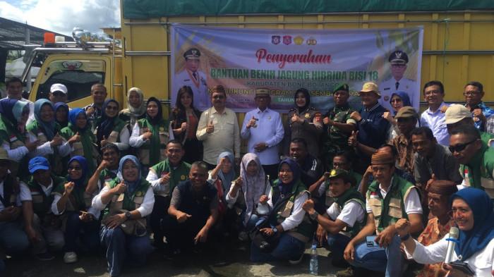 BANTUAN BENIH — Pemerintah Kabupaten Bone Bolango menyalurkan benih padi, benih jagung, dan cadangan pangan pemerintah, Jumat (12/12/2025). Sumber foto: Diskominfo/Indra Saud.
