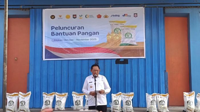 BANTUAN PANGAN--Gubernur Gorontalo, Gusnar Ismail salurkan bantuan pangan, Sabtu (15/11/2025). Sumber foto: TribunGorontalo.com/Jefri Potabuga.