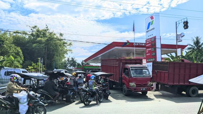 BBM BERSUBSIDI -- Potret antrian di salah satu SPBU di Kabupaten Gorontalo (Foto Stok). Gubernur Gorontalo bentuk tim kecil, pastikan data di lapangan akurat mengenai pelanggaran BBM.