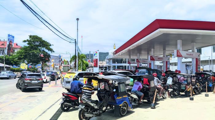 BBM DI GORONTALO -- Antrean kendaraan terlihat di SPBU Bundaran Saronde, Kota Gorontalo, Selasa (31/3/2026). Di tengah isu kenaikan harga BBM nonsubsidi yang beredar di media sosial, aktivitas pengisian BBM masih berjalan normal dengan stok yang disebut aman, meski sebagian warga mulai mengaku cemas.