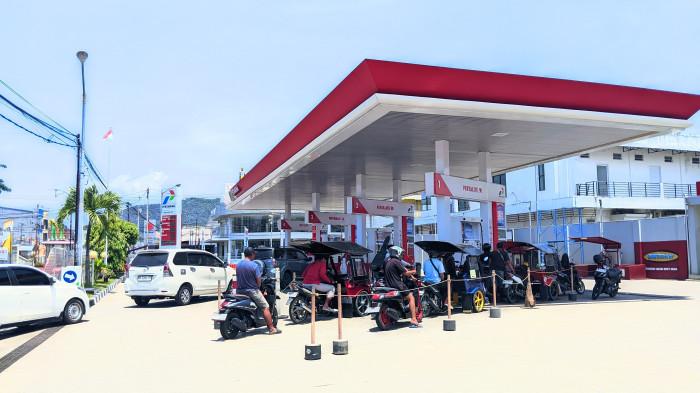 BBM NONSUBSIDI -- Suasana di SPBU Saronde, Kota Gorontalo, Minggu (19/4/2026). BBM jenis Dexlite naik harga.