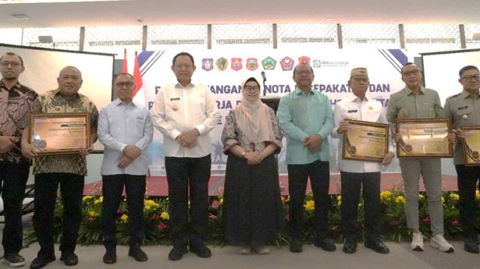 KERJASAMA - BPJS Kesehatan Cabang Gorontalo, Pemerintah Provinsi serta Pemerintah Kabupaten dan Kota se-Provinsi Gorontalo melaksanakan Penandatanganan Naskah Nota Kesepakatan dan Rencana Kerja (NKRK) kepesertaan Jaminan Kesehatan Nasional (JKN) segmen Pekerja Bukan Penerima Upah dan Bukan Pekerja (PBPU BP) Pemda dalam rangka Universal Health Coverage (UHC) Prioritas Tahun 2026, pada Kamis, 18 Desember 2025.