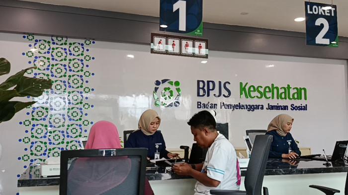 BPJS -- Seorang warga di meja pelayanan BPJS Kesehatan Gorontalo, Jl John Ario Katili, Kecamatan Sipatana, Kota Gorontalo, Provinsi Gorontalo, Kamis (12/2/2026).