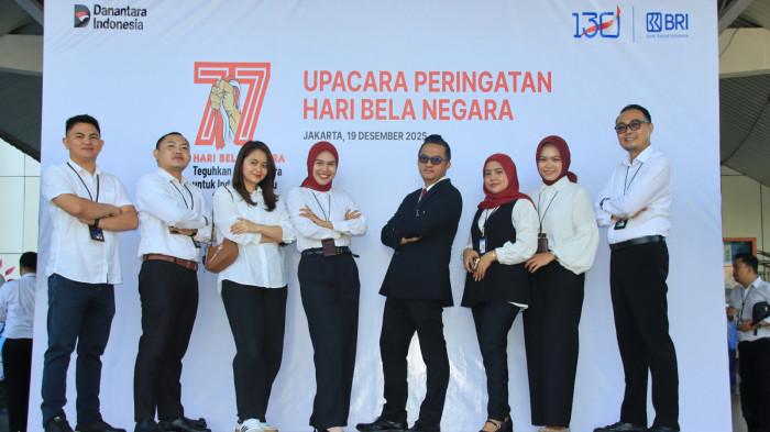 BRI BELA NEGARA - Pimpinan Cabang BRI Gorontalo Komang Wahyu Wedastra Putra foto bersama karyawan BRI usai upacara bendera dalam rangka Hari Bela Negara ke-77 di halaman Kantor BRI Cabang Gorontalo pada Jumat 19 Desember 2025