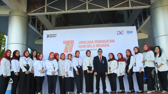 BRI BELA NEGARA - Pimpinan Cabang BRI Gorontalo Komang Wahyu Wedastra Putra foto bersama karyawan BRI usai upacara bendera dalam rangka Hari Bela Negara ke-77 di halaman Kantor BRI Cabang Gorontalo pada Jumat 19 Desember 2025