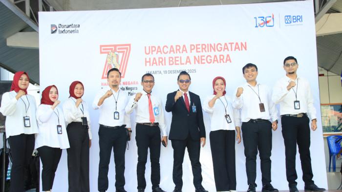 BRI BELA NEGARA - Pimpinan Cabang BRI Gorontalo Komang Wahyu Wedastra Putra foto bersama karyawan BRI usai upacara bendera dalam rangka Hari Bela Negara ke-77 di halaman Kantor BRI Cabang Gorontalo pada Jumat 19 Desember 2025
