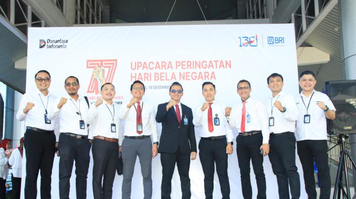 BRI BELA NEGARA - Pimpinan Cabang BRI Gorontalo Komang Wahyu Wedastra Putra foto bersama karyawan BRI usai upacara bendera dalam rangka Hari Bela Negara ke-77 di halaman Kantor BRI Cabang Gorontalo pada Jumat 19 Desember 2025