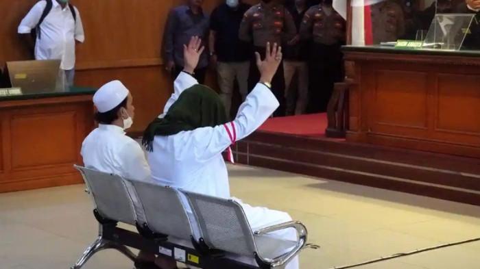 BAHAR BIN SMITH TIDAK DITAHAN – Bahar bin Smith terlihat mengangkat kedua tangan ketika Majelis Hakim membacakan putusan di Pengadilan Negeri (PN) Bandung, Jalan LLRE Martadinata, Kota Bandung, Jawa Barat, Selasa (16/8/2022). Dalam perkembangan terbaru, Polres Metro Tangerang Kota memutuskan menangguhkan penahanan Bahar bin Smith terkait kasus dugaan penganiayaan terhadap anggota Banser Kota Tangerang.