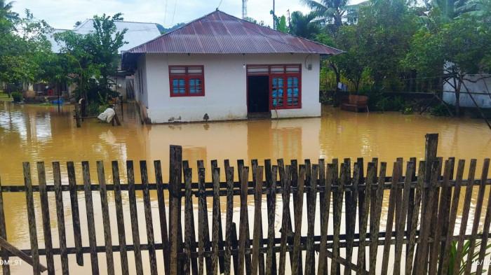 BANJIR BANDANG -- Rumah warga terendam banjir, Rabu (25/2/2026). Banjir bandang menerjang tiga dusun di Desa Datahu, Kabupaten Gorontalo.
