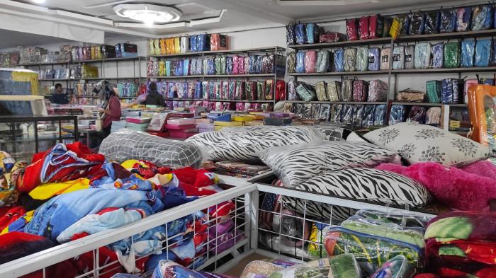 TOKO MEBELER -- Bantal hingga baju anak dijual di toko mebeler di Kota Gorontalo, Minggu (15/3/2026). (Sumber Foto: TribunGorontalo.com/Herjianto Tangahu)