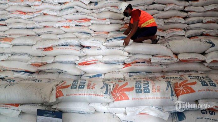 BANTUAN BERAS -- Pemerintah resmi memulai penyaluran Bantuan Sosial (Bansos) Beras tahun 2025, dengan kuota 20 kilogram beras untuk setiap keluarga penerima.