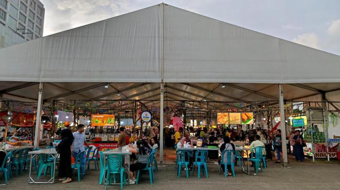 Beberapa pengunjung sedang menikmati hidangan kuliner