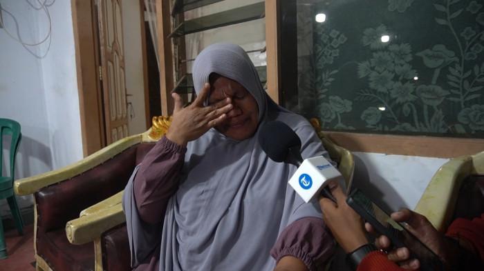 SOSOK HAVID -- Beby Duto menangis saat menceritakan sosok Havid Duto dalam program Saksi Kata, Rabu malam (19/11/2025). Havid Duto telah meninggal dunia. (Sumber Foto: TribunGorontalo.com)