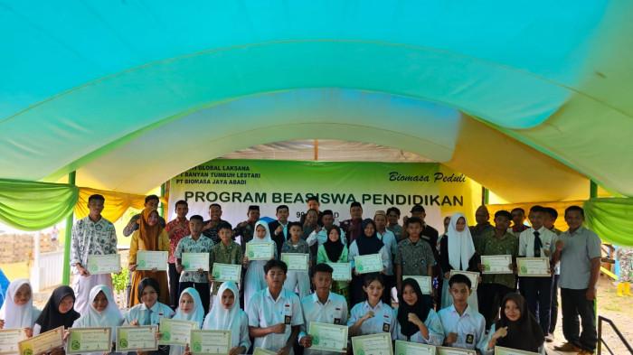 Biomasa Jaya Abadi Group Beri Beasiswa 8rfrr
