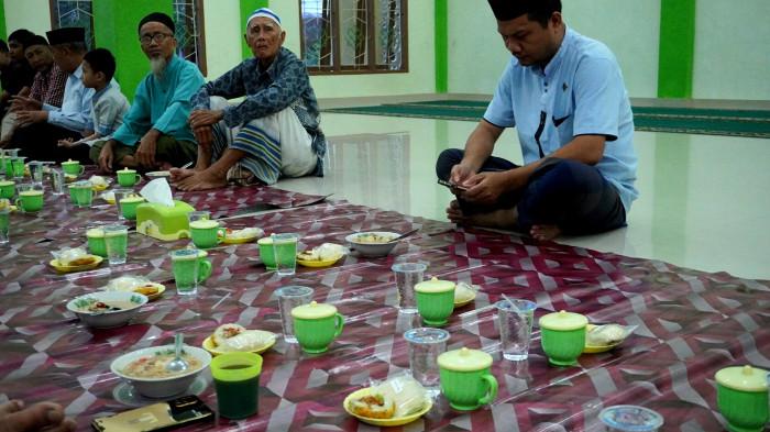 JADWAL IMSAKIYAH – Foto jemaah Masjid An-Nur di Kelurahan Hepuhulawa, Limboto. Simak jadwal Imsakiyah 5 Ramadan 1447H.