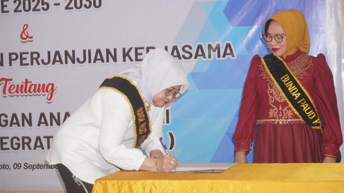 Bunda PAUD Provinsi Gorontalo, Nani Mokodongan, menandatangani berita acara
