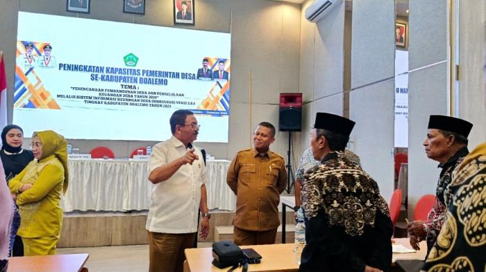 PROGRAM UNGGULAN — Bupati Boalemo, Rum Pagau (pria mengenakan kemeja putih) saat berbincang dengan aparat desa di sela-sela kegiatan di Hotel Yulia, Senin (22/12/2025)Bupati Boalemo Rum Pagau mengungkapkan program unggulan di sektor pertanian guna mendorong  kesejahteraan masyarakat. 