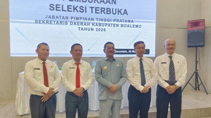 Bupati Boalemo Rum Pagau foto bersama calon Sekretaris Daerah  ffffgggttt