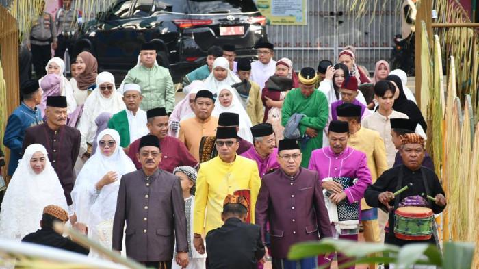 Bupati Boalemo Rum Pagau mengikuti salat Idulfitri ffff