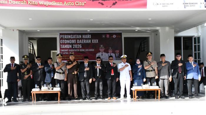 Bupati Bone Bolango, Gorontalo Ismet Mile berpose bersama jajaran Forkopimda