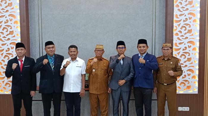 PELANTIKAN PEJABAT -- Bupati Bone Bolango, Ismet Mile foto bersama pejabat administrasi, Senin (18/5/2026). (Sumber foto: TribunGorontalo.com/Jefri Potabuga)