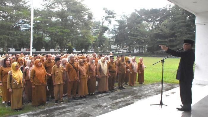 Bupati Bone Bolango, Ismet Mile, menjadi pembina upacara