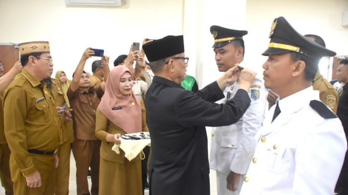 Bupati Bone Bolango, Ismet Mile, menyematkan pangkat