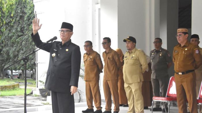 ASN TERLAMBAT -- Bupati Bone Bolango, Ismet Mile saat memberikan arahan kepada ASN di apel Senin (9/2/2026). Ismet menyinggung perilaku ASN yang terlambat. (Sumber Foto: Diskominfo Bone Bolango)