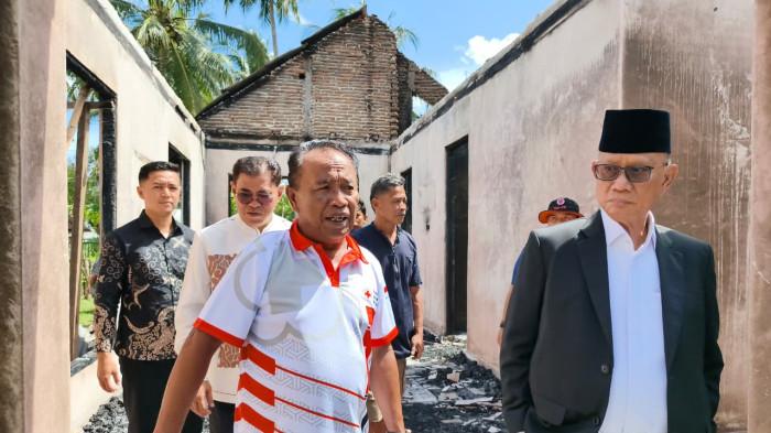 Bupati Bone Bolango, Ismet Mile saat meninjau lokasi kebakaran
