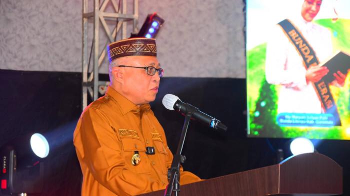 LOMBA BERTUTUR — Bupati Gorontalo, Sofyan Puhi, saat berpidato di Gedung Kasmat, Selasa (19/5/2026). Bupati membuka lomba bertutur. (Sumber: Diskominfo Kabupaten Gorontalo)