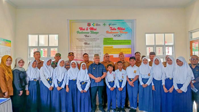 Bupati Gorontalo, Sofyan Puhi, bersama para siswa SMPN 1 Tilango