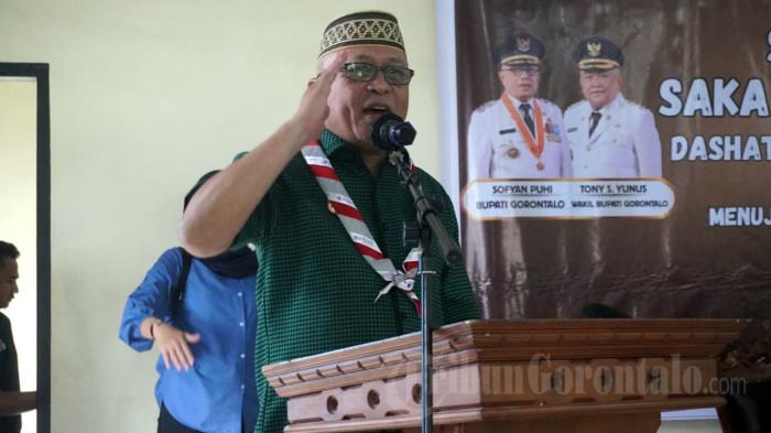 KRIDA SAKA KENCANA -- Bupati Gorontalo Sofyan Puhi saat memberi salam pramuka kepada para anggota Saka Kencana di Kantor Desa Talumelito, Kabupaten Gorontalo, Selasa (4/11/2025). Bupati mendukung penuh program Krida Saka Kencana. (Sumber Foto: TribunGorontalo.com/Fajri A. Kidjab)