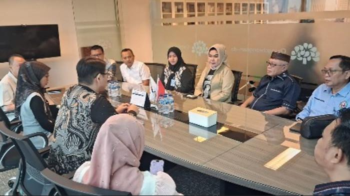 LAPANGAN KERJA -- Bupati Gorontalo, Sofyan Puhi (mengenakan kopiah) bersama epala Perwakilan Pemerintah Provinsi Chungcheongnam di Jakarta, Wonjeong Ha.