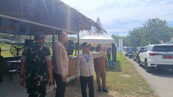 PERAN SAKA NASIONAL — Bupati Gorontalo Sofyan Puhi meninjau Peran Saka Nasional di Bumi Perkemahan Bongohulawa Kabupaten Gorontalo, Sabtu (1/11/2025). Bupati memastikan pengamanan berjalan kondusif. (Sumber foto: TribunGorontalo.com/Jefri Potabuga)