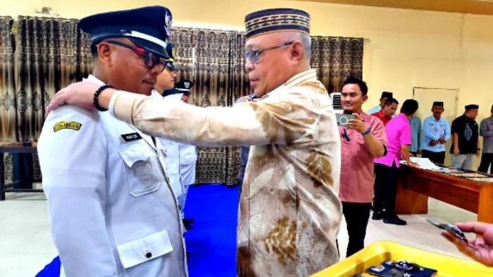 PELANTIKAN PEJABAT -- Bupati Gorontalo, Sofyan Puhi, resmi melantik lima penjabat kepala desa di Aula BKPSDM Kabupaten Gorontalo, Kamis (5/2/2026). Simak daftar nama mereka.