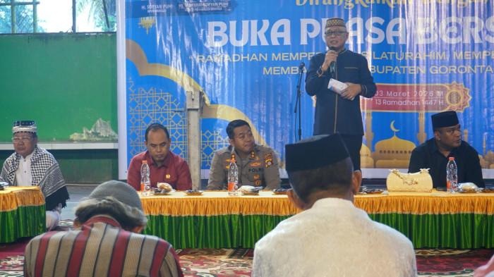 SILATURAHMI PEMDA — Bupati Gorontalo, Sofyan Puhi, saat berpidato di acara silaturahmi dan buka bersama di Aula Rumah Dinas Kantor Bupati Gorontalo, Selasa (3/3/2026) sore. (Sumber Foto: TribunGorontalo.com/Fajri A Kidjab)