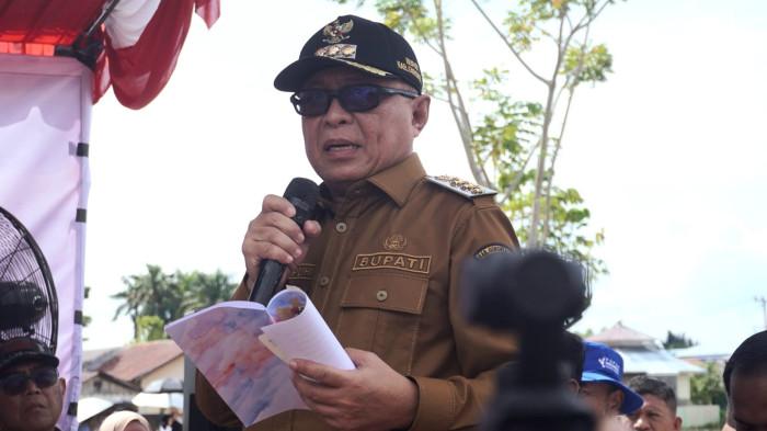 PENAS KTNA -- Bupati Gorontalo, Sofyan Puhi, saat berpidato di lokasi pusat PENAS KTNA XVII di Kelurahan Hepuhulawa, Limboto, Kabupaten Gorontalo, Senin (30/3/2026). Sofyan Puhi memastikan kesiapan pemda memfasilitasi Infrastruktur jelang Penas Petani Nelayan 2026.