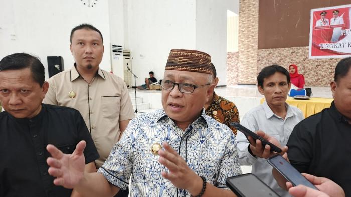 HUT RI - Bupati Gorontalo, Sofyan Puhi saat diwawancarai TribunGorontalo.com, Jumat (1/8/2025). Sofyan menjelaskan akan memberi sanksi camat yang memberikan kesempatan kepada waria untuk tampil mencolok. (Sumber Foto: TribunGorontalo.com/ Arianto Panambang)
