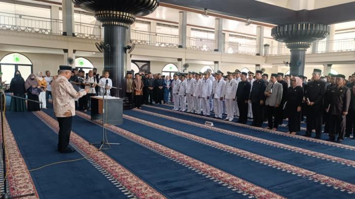 PELANTIKAN CAMAT -- Bupati Gorontalo, Sofyan Puhi saat melantik para camat dan pejabat administratif lainnya di Masjid Agung Baiturrahman Limboto, Jumat 19/12/2025) pagi. Bupati merotasi 19 camat di Kabupaten Gorontalo. (Sumber Foto: Protokoler Pemkab Gorontalo)