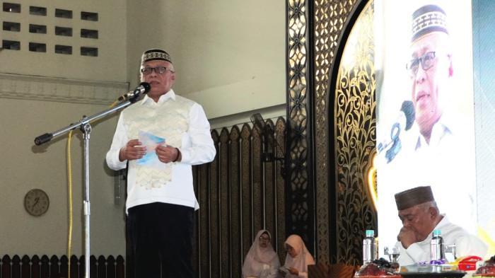 NAVIGASI IMAN -- Bupati Gorontalo, Sofyan Puhi, saat memberikan sambutan di Masjid Agung Baiturrahman Limboto, Jumat (24/10/2025).