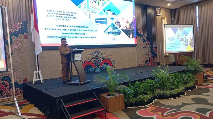 Bupati Gorontalo, Sofyan Puhi saat memberikan sambutannya di Hotel Aston