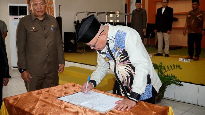 Bupati Gorontalo, Sofyan Puhi, saat menandatangani berita