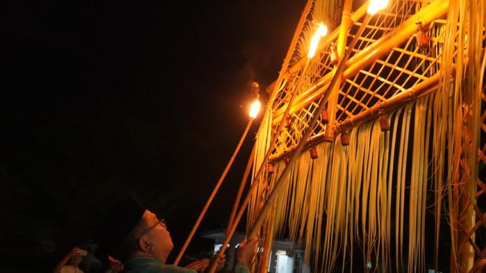 PASANG LAMPU BOTOL - Bupati Gorontalo Utara (Gorut) Thariq Modanggu melakukan pemasangan lampu Tumbilotohe di Rumah Dinas Bupati, Kecamatan Kwandang, Kabupaten Gorut, Provinsi Gorontalo pada Senin (16/03/2026).